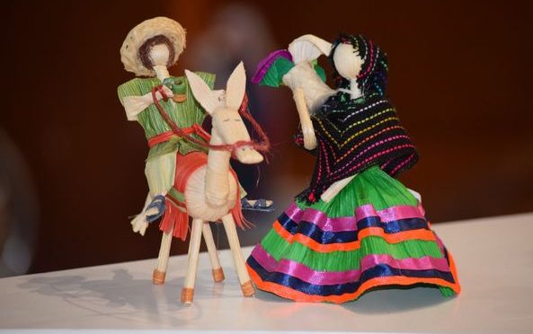 Artesanos mexiquenses utilizan hojas de maíz para crear figuras emblemáticas