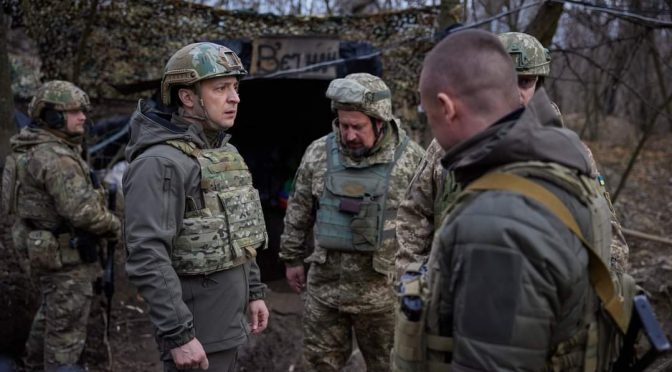 Presidente de Ucrania se quita investidura presidencial para luchar junto con su milicia contra Rusia
