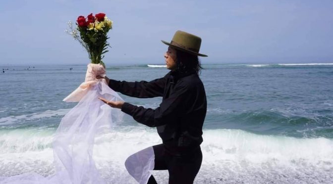 Ambientalista «se casa» con el mar; lo hizo para hacer conciencia del cuidado de este