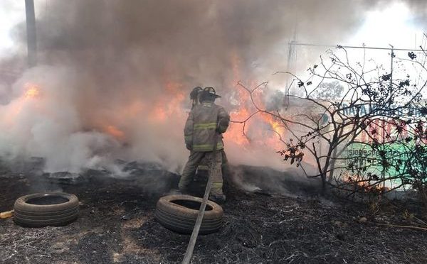 Incendio en Atenco consume pasto y llantas; moviliza a Bomberos municipales