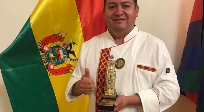 Texcocano recibe galardón «Monolito de Oro» en Bolivia por difundir cocina tradicional
