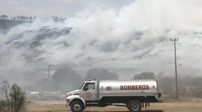Gobierno de Chicoloapan ordena suspensión de clases en todos los niveles para este martes tras incendio en tiradero de Chimalhuacán