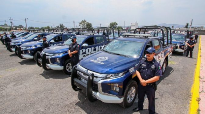 En Chimalhuacán, edil Xóchitl Flores entrega patrullas nuevas y ambulancias
