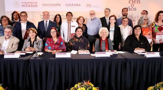 Asiste Delfina Gómez a la presentación del libro «Secretaría de Educación Pública, cien años»