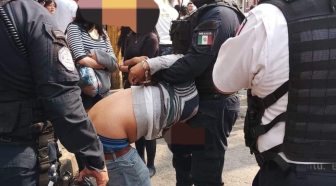 Con ayuda de la ciudadanía, policías de Texcoco detienen a presunto delincuente en el mercado San Antonio