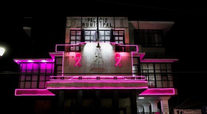 Palacio municipal de Texcoco se pinta de rosa por el Día Internacional de la Lucha contra el Cáncer
