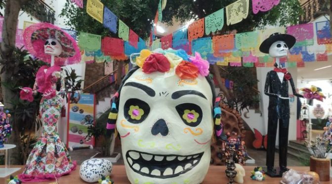 Las manos mexiquenses dan vida a la muerte con artesanías de cartonería