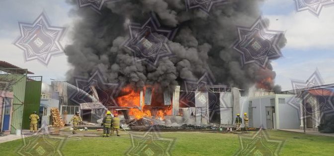 Equipo de contingencias de Texcoco atiende incendio de fábrica de Cuautlalpan