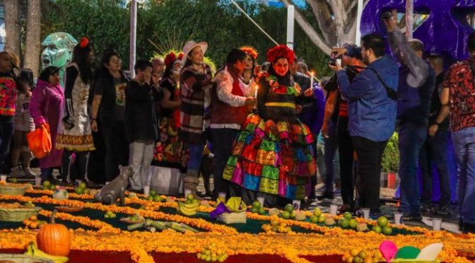 Desfile de catrinas y catrines abarrota calles de Texcoco