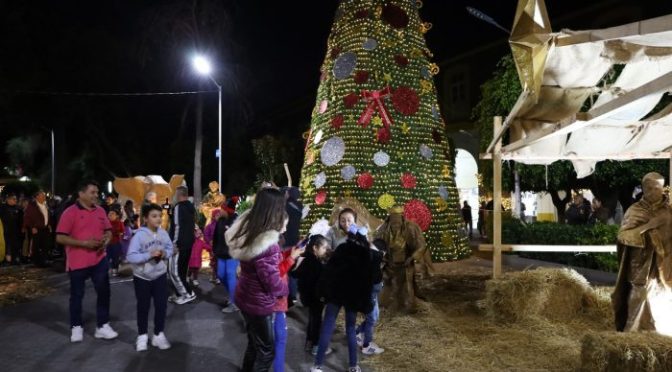 Filippa Giordano, gobierno de Texcoco y texcocanos inauguran pista de hielo,e encendido de árbol navideño y  nacimiento monumental