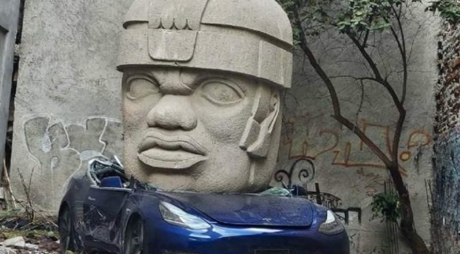 Aparece cabeza Olmeca aplastando un Tesla en calles de la colonia Roma en la CDMX