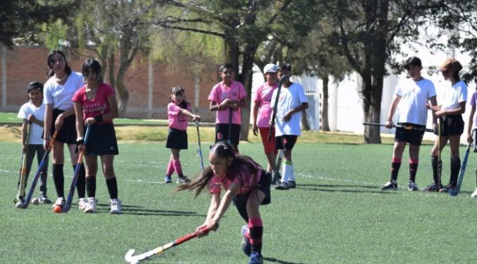 Hockey sobre pasto, un deporte que se extiende y rompe barreras socioculturales en el Edoméx